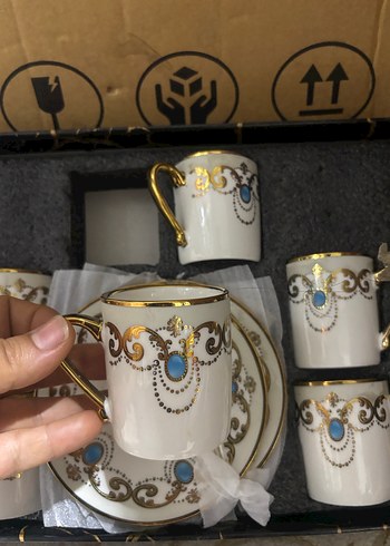 Altın detaylı beyaz porselen fincan seti