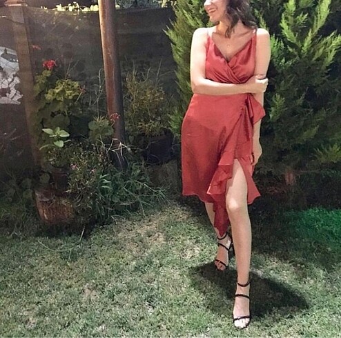 Kiremit rengi gece elbisesi