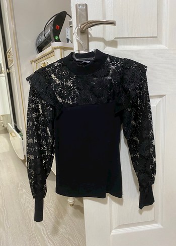 Dantel Detaylı Siyah Yüksek Yakalı Bluz - Görsel 2