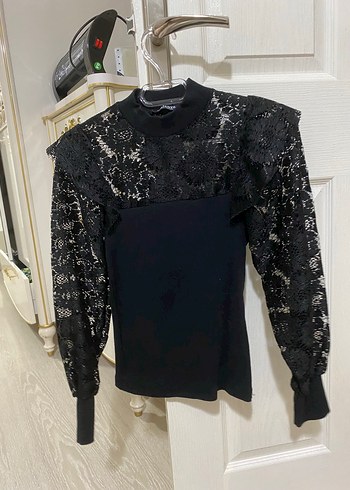 Dantel Detaylı Siyah Yüksek Yakalı Bluz - Görsel 3