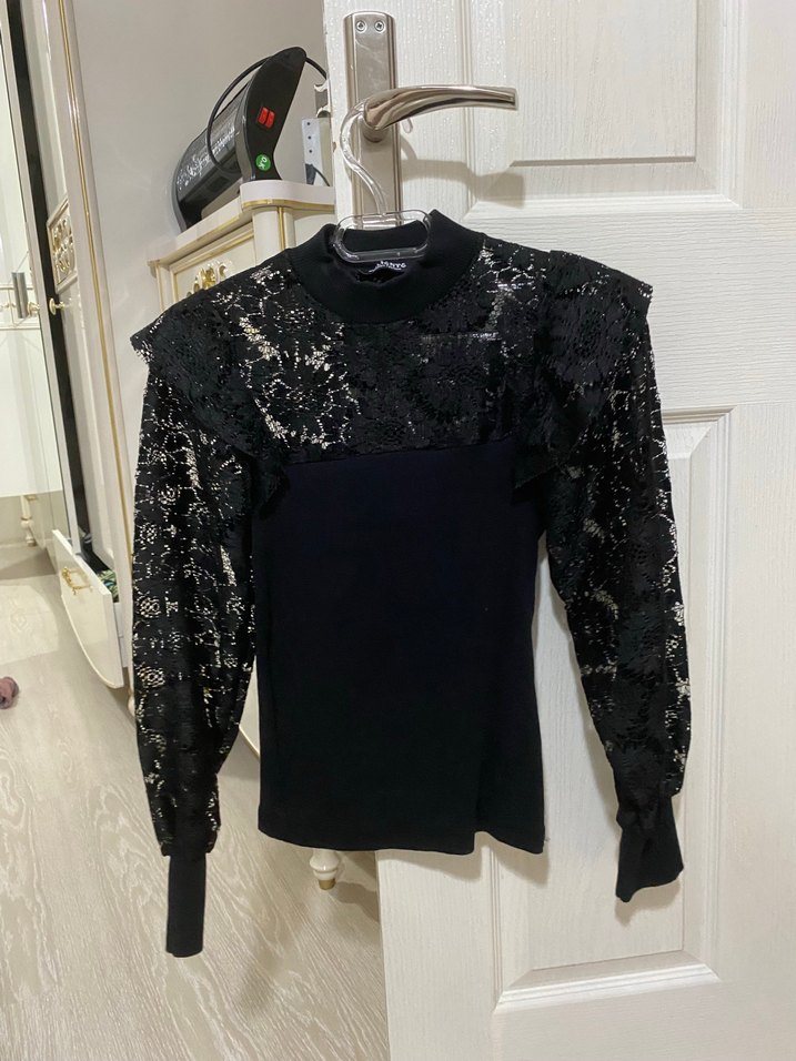 Dantel Detaylı Siyah Yüksek Yakalı Bluz - Görsel 2