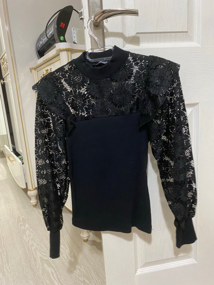 Dantel Detaylı Siyah Yüksek Yakalı Bluz - Görsel 3