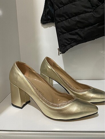 Klasik parlak gold topuklu ayakkabı stiletto temiz hiç kullanı