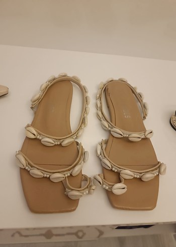 Kadın deniz kabuklu sandalet