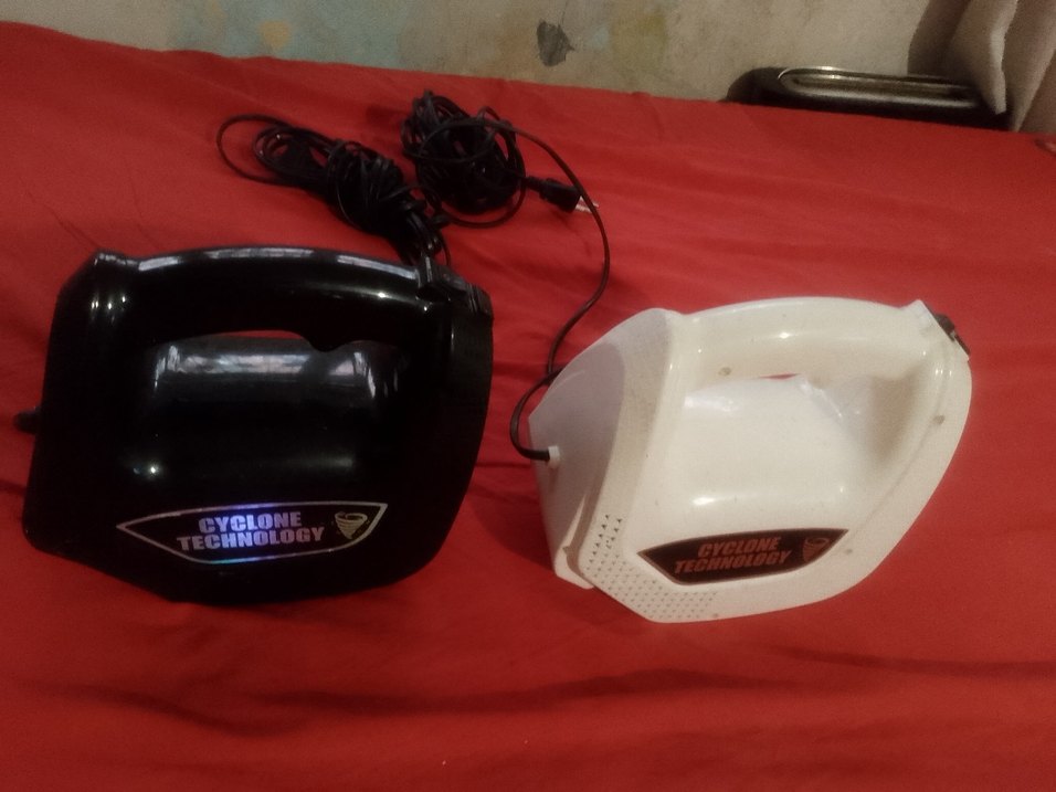 Beyaz ve Siyah Elektrikli Süpürge Gövdeleri - Görsel 4