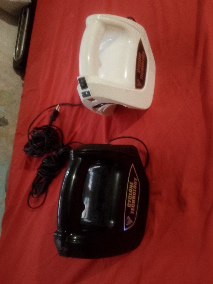 Beyaz ve Siyah Elektrikli Süpürge Gövdeleri - Görsel 3