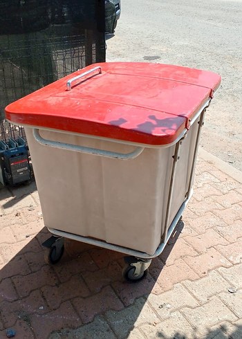 Kırmızı Kirli Çamaşır Arabası - Görsel 9