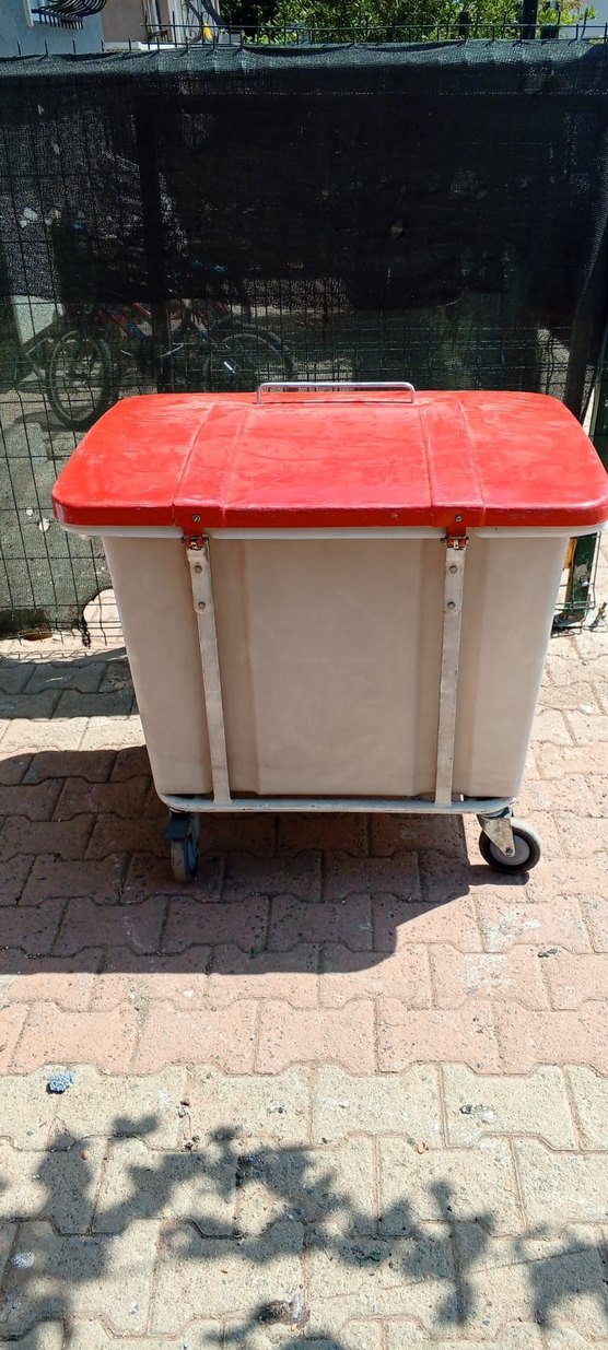 Kırmızı Kirli Çamaşır Arabası - Görsel 5