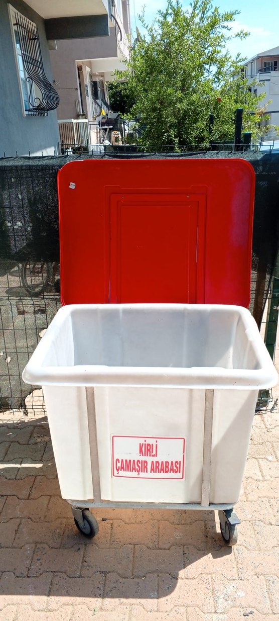 Kırmızı Kirli Çamaşır Arabası - Görsel 2
