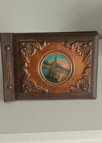 Resim Albümü
Kahverengi Kabartmalı Deniz Temalı