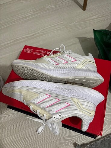 40 Beden beyaz Renk Adidas spor ayakkabı