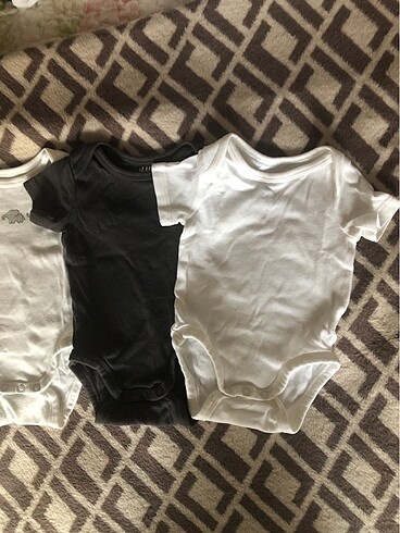 H&M 4?lü h&m kısa kollu body (1-2 ay)