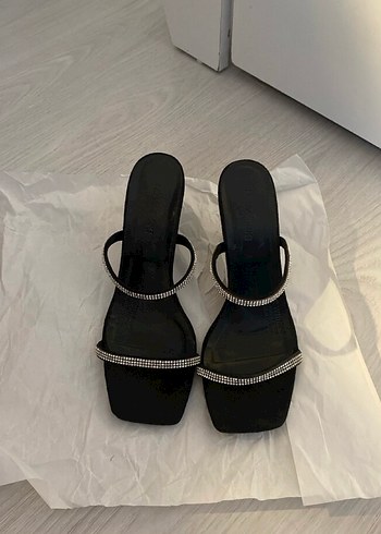 LC Waikiki siyah taşlı bantlı topuklu terlik