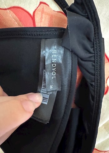 38 Beden Siyah Fırfırlı Askılı Bikini Üstü