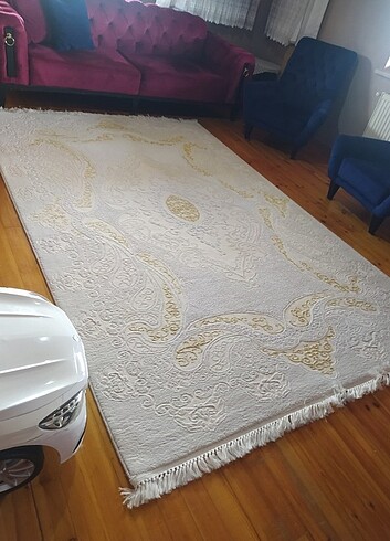 6 metrekare beyaz Gold detayları olan halı