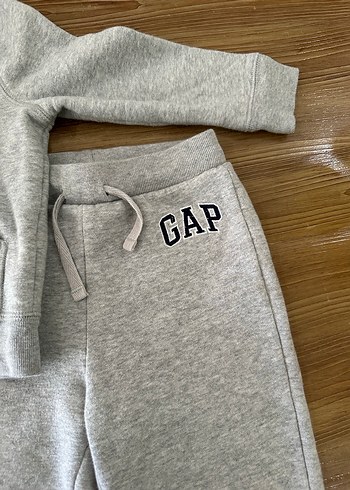 GAP Erkek Çocuk Gri Fermuarlı Eşofman Takımı - Görsel 2