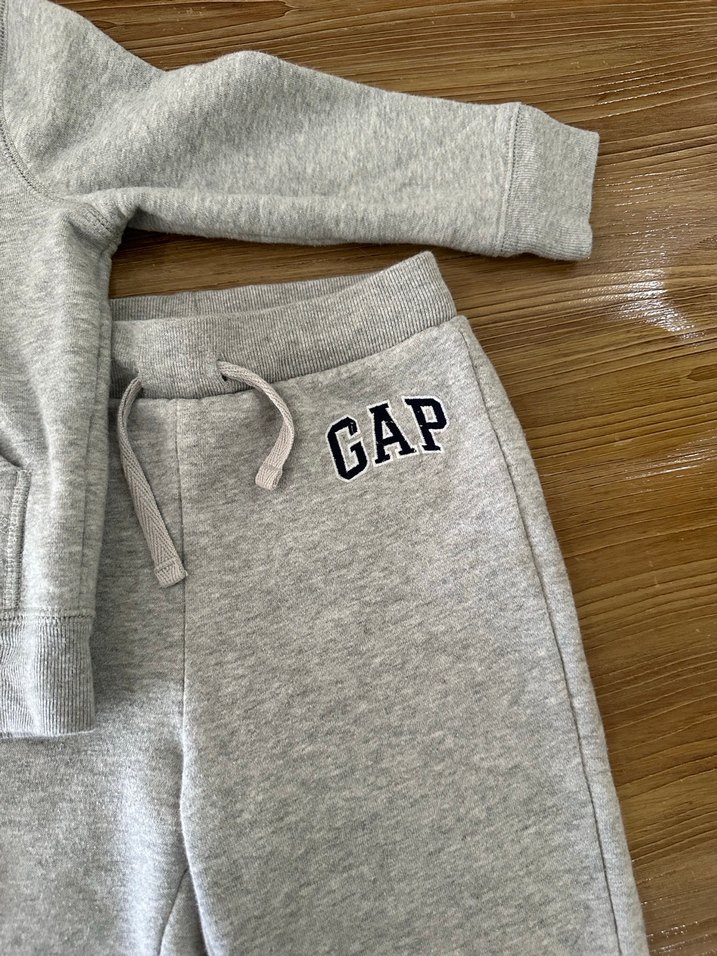 GAP Erkek Çocuk Gri Fermuarlı Eşofman Takımı - Görsel 2