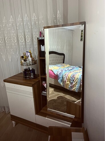 Makyaj masası ve 2 adet komidin