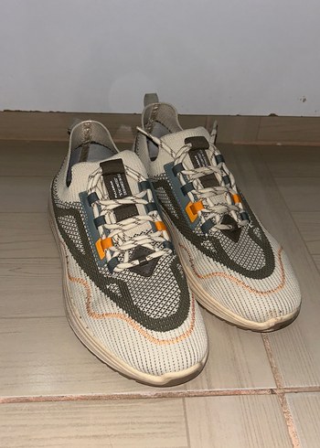 Gri Beyaz Bağcıklı Spor Ayakkabı