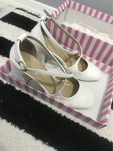 37 Beden Beyaz Topuklu Ayakkabı