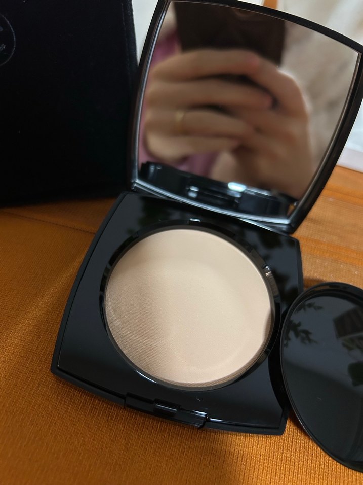 Chanel Les Beiges Doğal Aydınlık Pudra B10 - Görsel 3