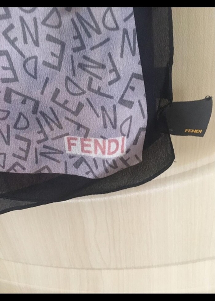 Fendi şal - Görsel 3