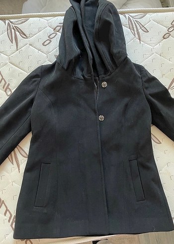 Kapüşonlu Siyah Kaban