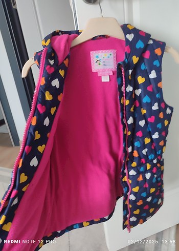 Kız Çocuk Renkli Kalp Desenli kapşonlu şişme yelek - Görsel 3