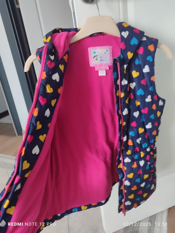 Kız Çocuk Renkli Kalp Desenli kapşonlu şişme yelek - Görsel 3