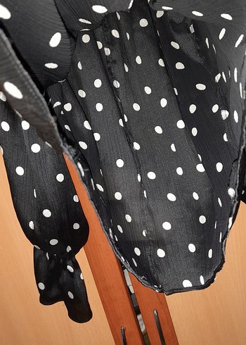 Puantiye Desenli Siyah Fırfırlı Bluz - Görsel 4