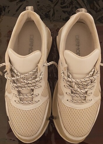 Beyaz şeffaf taban spor ayakkabı