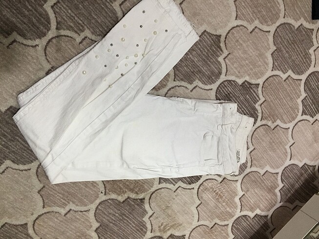 Paçası incili beyaz pantolon
