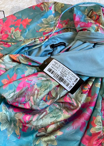 Çiçekli saten elbise - Görsel 5