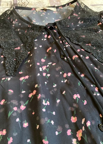 Koton siyah çiçekli tül gömlek - Görsel 2