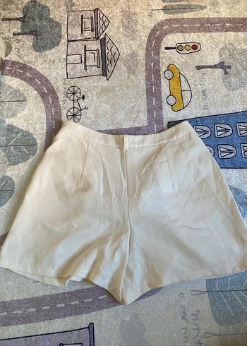 Fabrika ekru pileli şık şort - Görsel 3