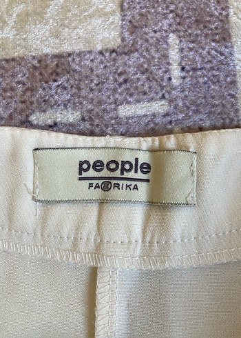 Fabrika ekru pileli şık şort - Görsel 2