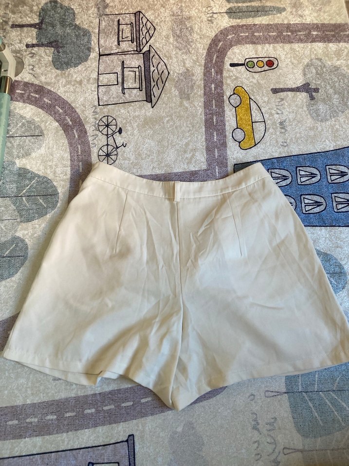 Fabrika ekru pileli şık şort - Görsel 3