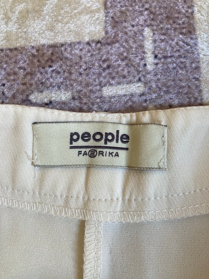 Fabrika ekru pileli şık şort - Görsel 2