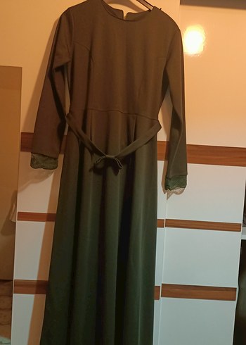Kahverengi Uzun Kollu Kemerli Tesettür Elbise