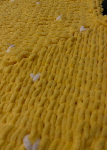 Kız Çocuk Sarı Nakışlı Örgü Panço - Görsel 3