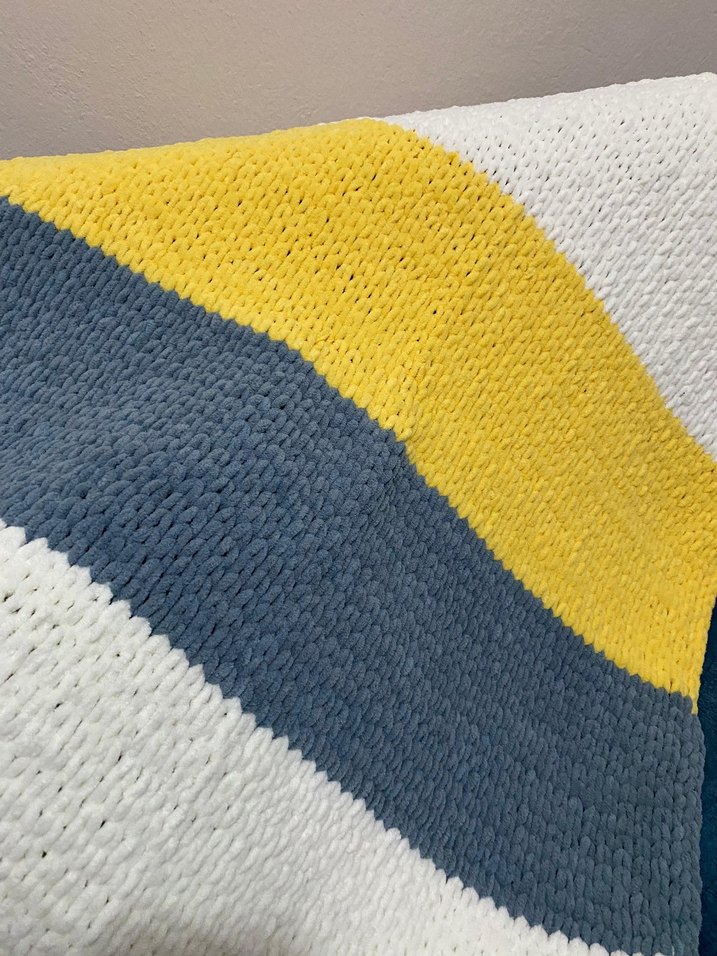 Çizgili Sarı Gri Beyaz Örgü Çocuk Battaniyesi - Görsel 2