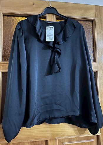 Uzun Kollu Siyah Fırfırlı Kadın Bluz - Görsel 2