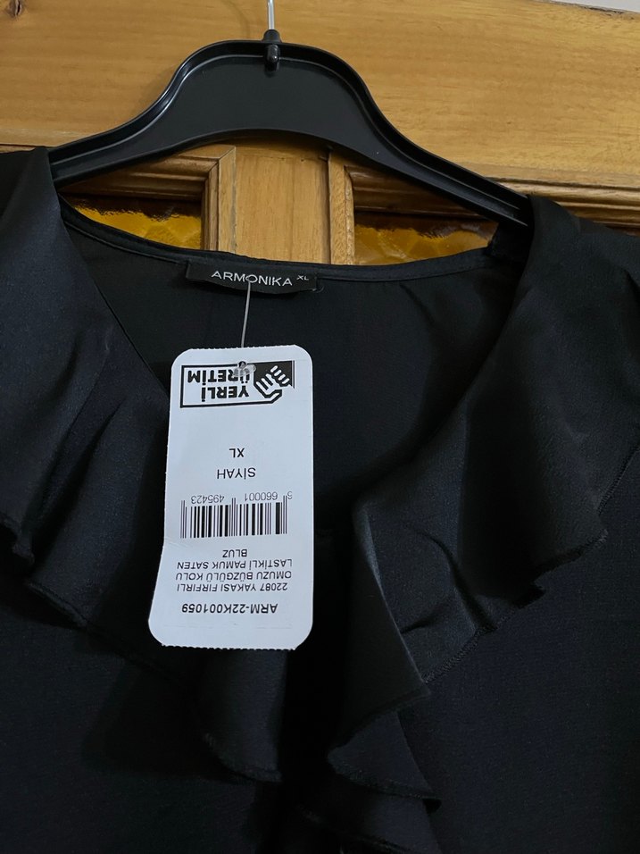 Uzun Kollu Siyah Fırfırlı Kadın Bluz - Görsel 4