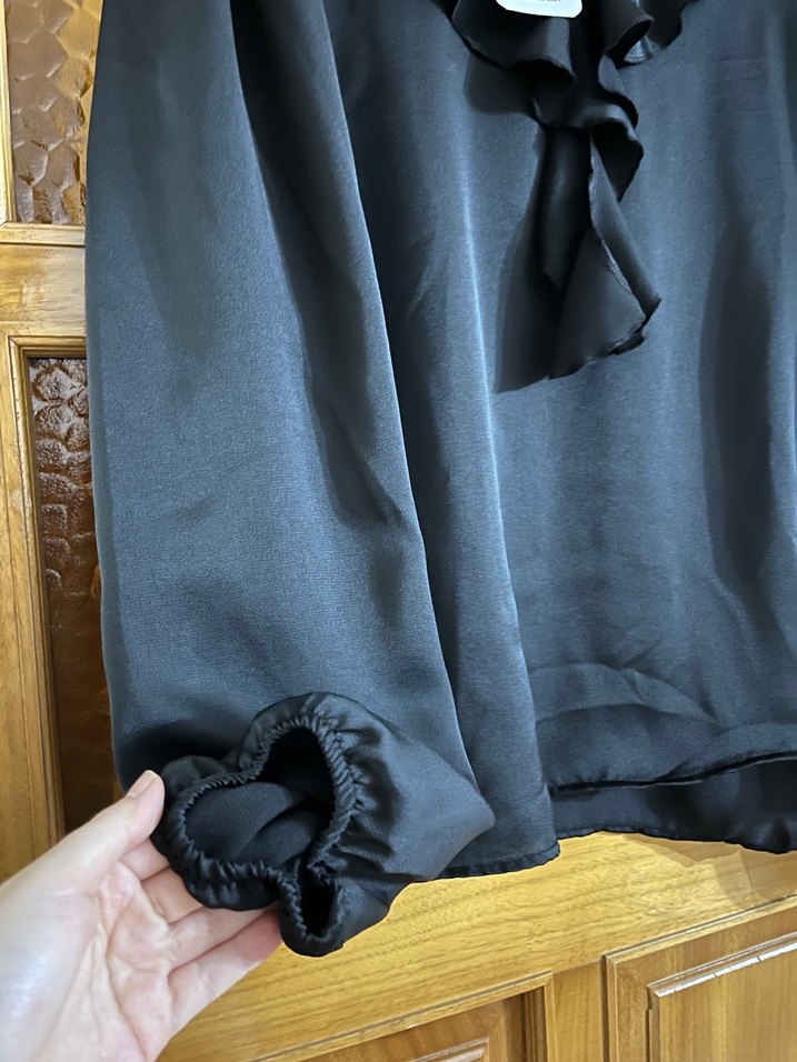 Uzun Kollu Siyah Fırfırlı Kadın Bluz - Görsel 3