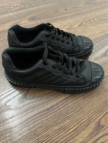 36 Beden Ataköy siyah renk spor ayakkabı