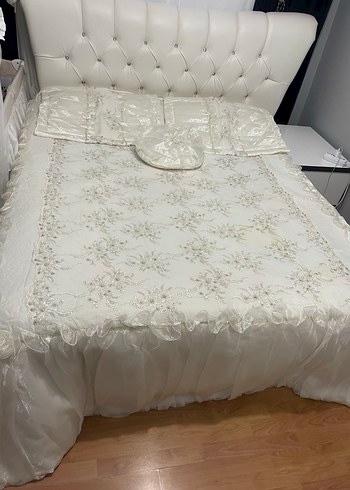 İşlemeli Beyaz Yatak Örtüsü - Görsel 2