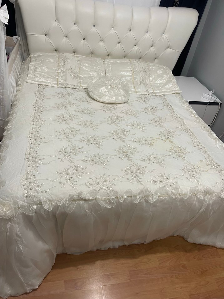 İşlemeli Beyaz Yatak Örtüsü - Görsel 2
