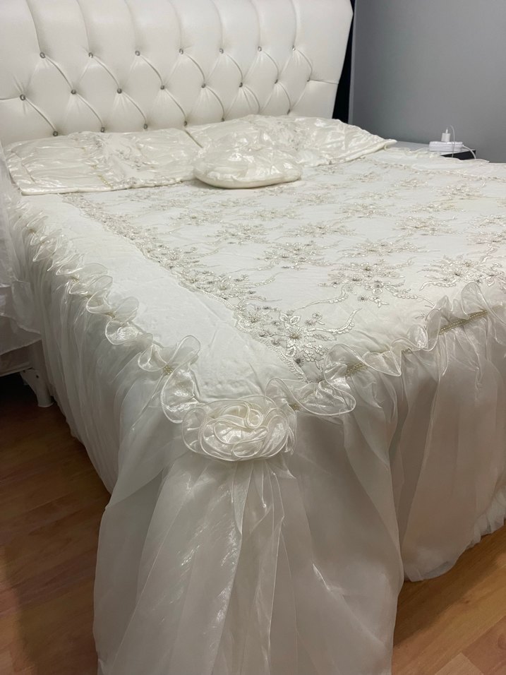 İşlemeli Beyaz Yatak Örtüsü - Görsel 3