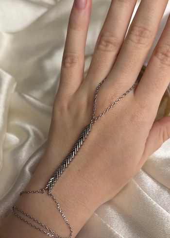 Minimalist Gümüş Renk Zincirli Kadın El Zinciri Çelik Şahmeran - Görsel 3