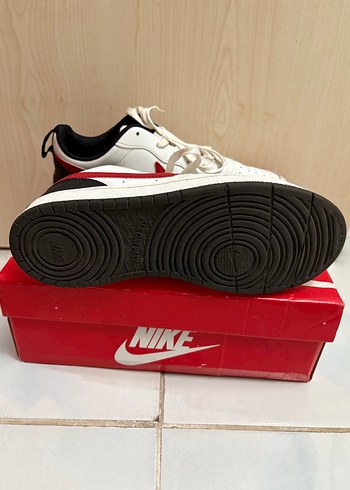 Nike Beyaz Bağcıklı Kadın Spor Ayakkabı